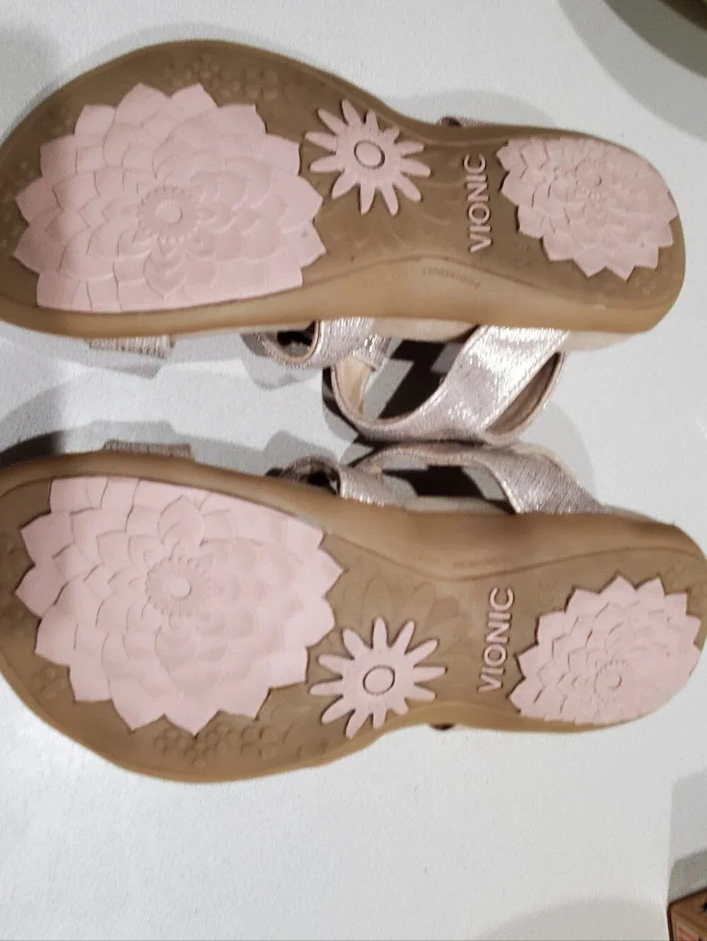 Vionic Amber women's sandals in rose gold metallic linen finish 7W